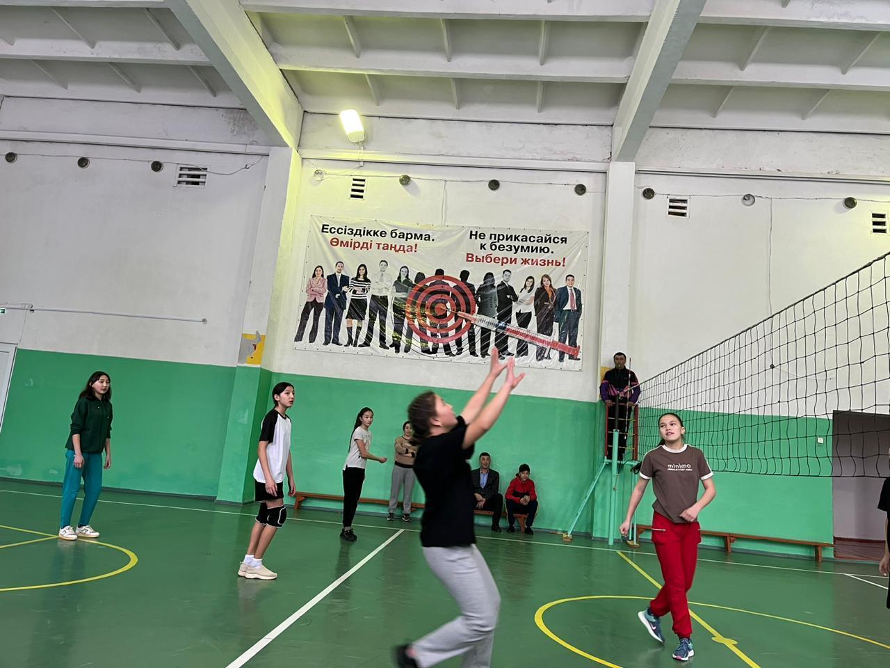 "Спорттағ достық" бағыты бойынша  мектеп мұғалімдердің  қатысуымен мектепішілік жарыс өтті.