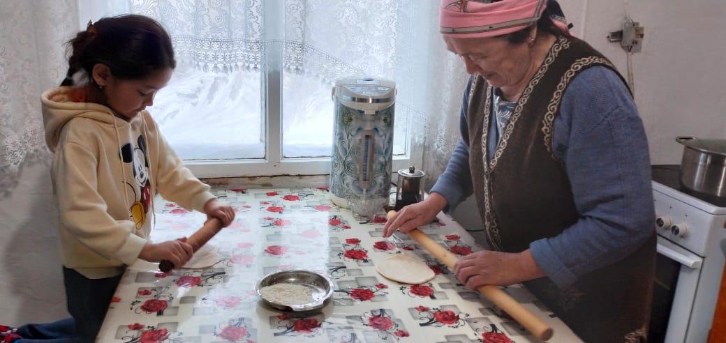 "Отбасы марафоны" Өмірханова Назым әжесіне көмек қолын созуда.