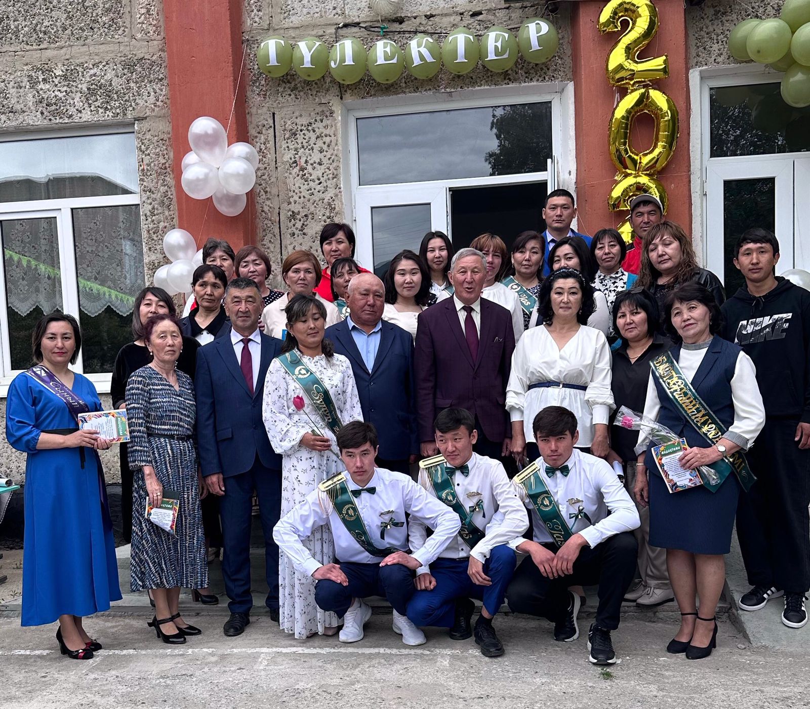 "Мектебім саған мың алғыс" тақырыбында мектеп бітіруші түлектердің іс-шарасы өткізілді.