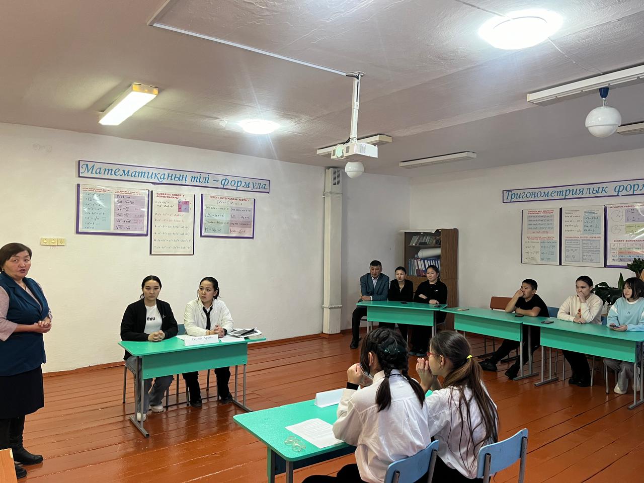 "Құқықтық сауаттылық, Азаматтық ұстаным" тақырыбында дебат өтті.